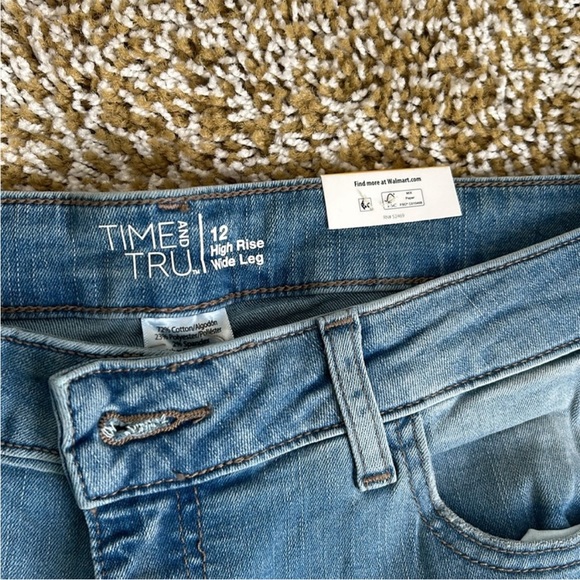 Stylish Blue Denim Women's Jeans Cropped - Picture 2 of 3